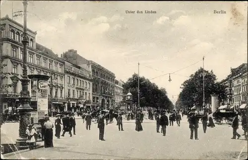 Ak Berlin Mitte, Unter den Linden, Passanten, Kutsche, Häuser