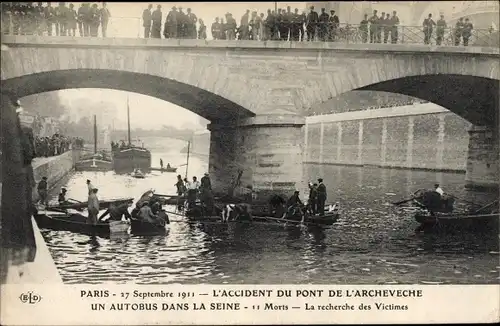 Ak Paris, L'Accident du Pont de l'Archeveche, Un Autobus dans la Seine, 1911, recherche des Victimes