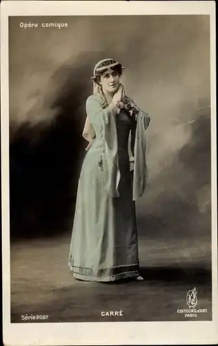 Ak Opera comique, Carre, Standportrait einer jungen Frau