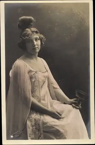 Ak Portrait einer Frau, Weißes Kleid, Kelch