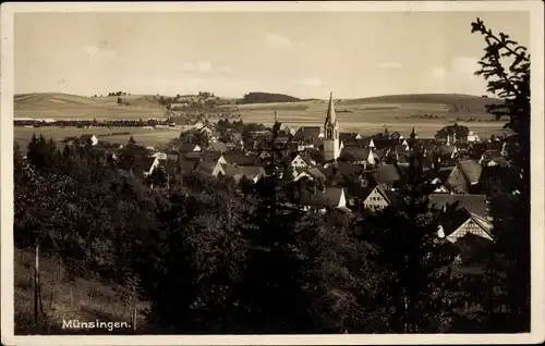 Ak Münsingen in Württemberg, Gesamtansicht, Panorama, Kirche