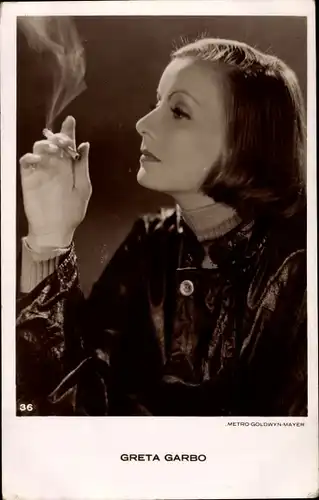 Ak Schauspielerin Greta Garbo raucht Zigarette