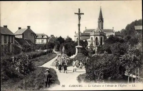 Ak Cabourg Calvados, Le Calvaire et l'Abside de l'Eglise