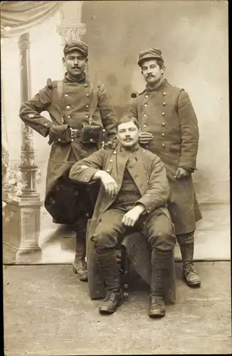 Foto Ak Französische Soldaten, 1.WK, Dritte Republik, Gruppenbild, Atelier