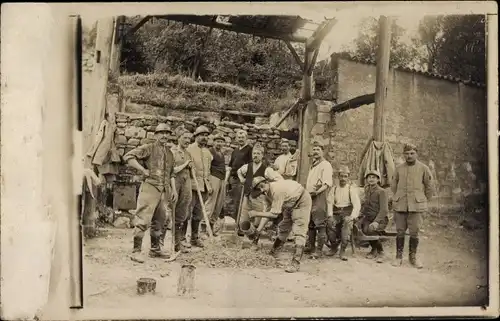 Foto Ak Französische Soldaten mit Spitzhacke und Schaufel