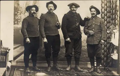 Foto Ak Vier Französische Soldaten in Uniformen