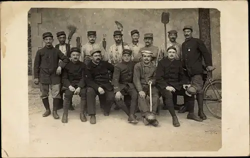 Foto Ak Französische Soldaten in Uniformen mit Besen und Schaufel, Gruppenaufnahme