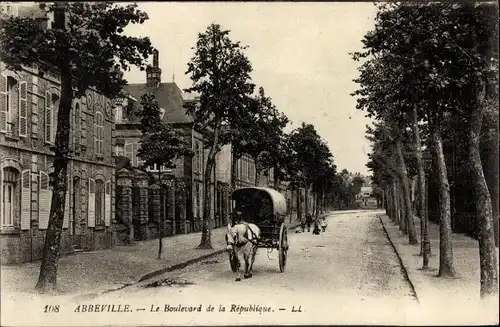 Ak Abbeville Somme, le Boulevard de la République, Planwagen