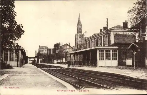 Ak Ailly sur Noye Somme, la Gare, Gleisseite, Kirchturm