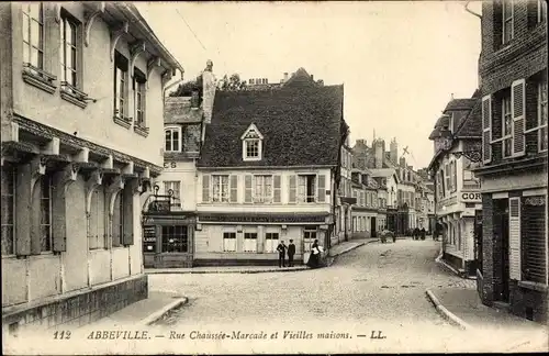 Ak Abbeville Somme, Rue Chaussée Marcadé et Vieilles Maisons, Straßenpartie, Pension