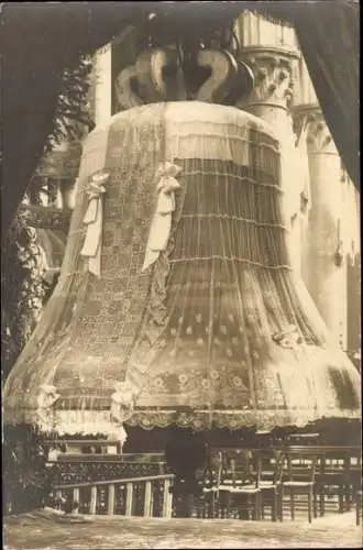 Foto Ak Rouen Seine Maritime, Glocke im Festschmuck