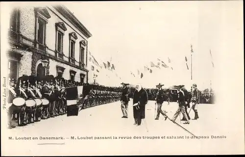 Ak Dänemark, Emile Loubet passant la revue des troupes et saluant le drapeau Danois