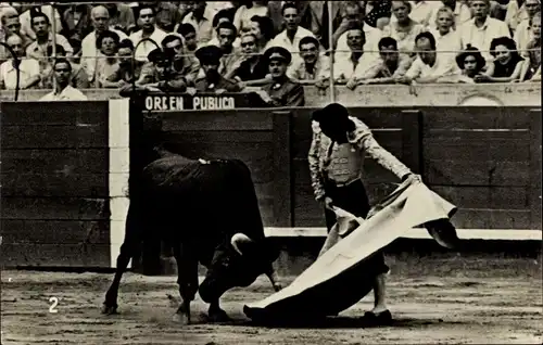 Ak Corrida de Toros, una veronica, Stierkampf, Torero, Zuschauer