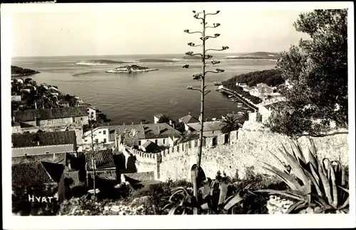 Ak Hvar Kroatien, Teilansicht der Stadt, Blick zum Meer