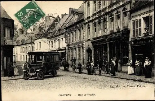 Ak Frevent Pas de Calais, Rue d'Hesdin, Autobus