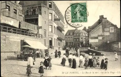 Ak Le Portel Pas de Calais, La Rue de la Mer, vue de la Plage