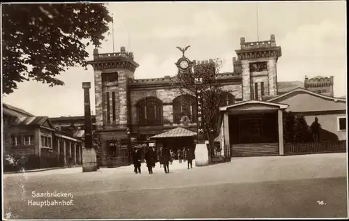 Foto Ak Saarbrücken im Saarland, Hauptbahnhof, Straßenseite