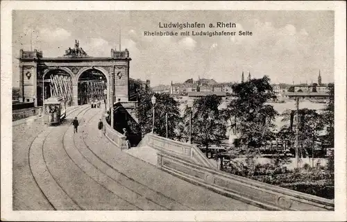 Ak Ludwigshafen am Rhein Rheinland Pfalz, Rheinbrücke mit Ludwigshafener Seite, Straßenbahn