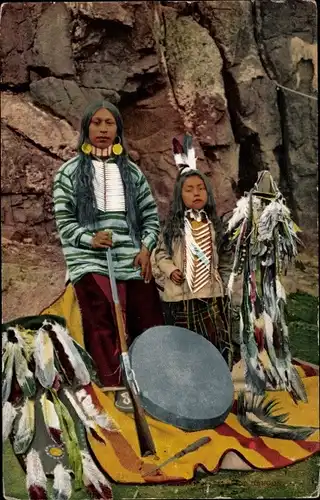 Ak Südamerika, Gewehr, Federbusch, Feder, Teppich