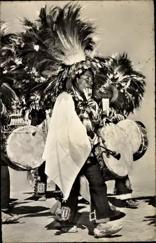 Ak Cuzco Peru, Vestidura de la region selvatica, Einheimische, Trommel Federbusch