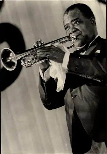 Ak Musiker und Sänger Louis Armstrong, Portrait mit Trompete