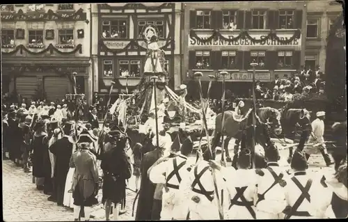 Foto Ak Karneval, Festumzug, Straßenschmuck, Geschäft Sonnen- und Regenschirme