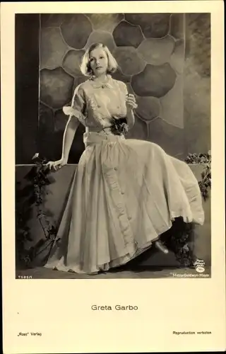 Ak Schauspielerin Greta Garbo, Kleid