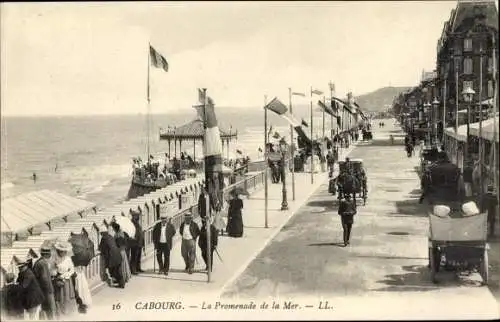 Ak Cabourg Calvados, La Promenade de la Mer