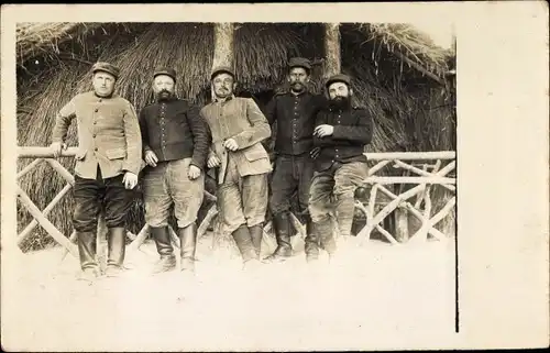 Foto Ak Französische Soldaten in Uniformen vor einer Strohhütte, I WK