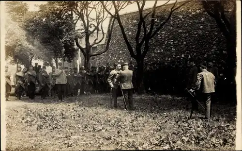 Foto Ak Französische Soldaten in Uniformen, verwundeter Soldat, Ordensverleihung, I WK