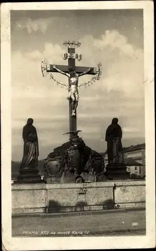 Foto Ak Praha Prag, Karlsbrücke, Kruzifix mit Statuen