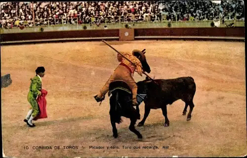 Ak Corrida de Toros, Picador y toro, toro que recarga, Stierkampf