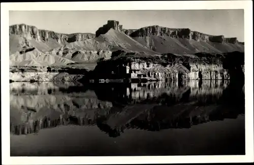 Foto Ak Tschechoslowakei ?, Wasserspiegelung, Felsformationen, Gebäude