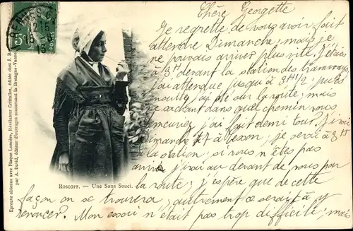 Ak Roscoff Finistère, Une Sans Souci, Frau in bretonischer Tracht mit Pfeife