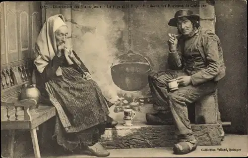Ak Quimper Finistère, Rauchende Frau und Mann in bretonischen Trachten