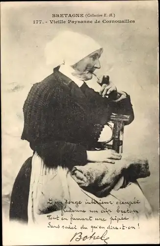 Ak Cornouailles Finistère, Bretagne, Vieille Paysanne, rauchende Frau in bretonischer Tracht