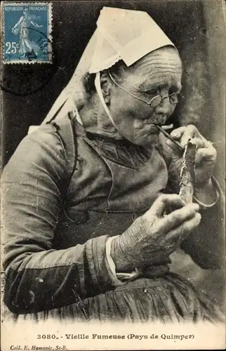 Ak Quimper Finistère, Vieille Fumeuse, rauchende Frau in bretonischer Tracht