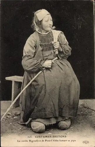 Ak Pont l'Abbé Finistère, Costumes Bretons, la vieille Bigoudiere fumant sa pipe, rauchende Frau