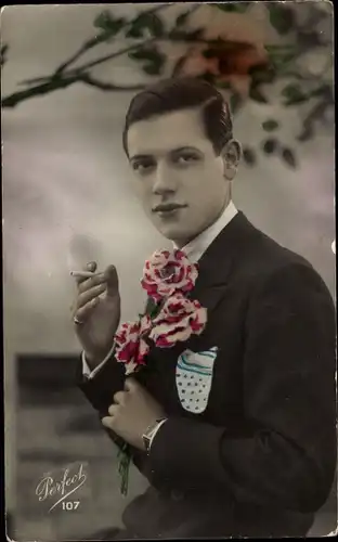 Ak Mann mit Zigarette und Rosen, Portrait