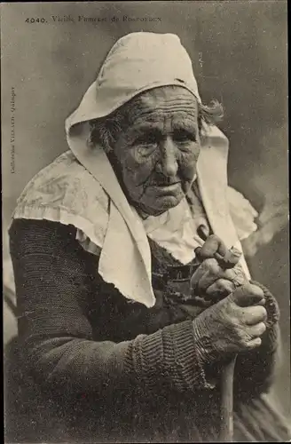 Ak Rosporden Finistère, Vieille Fumeuse, rauchende Frau in bretonischer Tracht