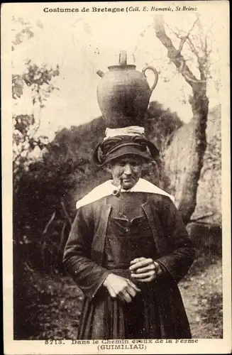 Ak Guimiliau Finistère, Rauchende Frau in bretonischer Tracht, Wasserträgerin