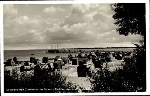 Foto Ostseebad Timmendorfer Strand, Blick auf die Landungsbrücke, Strandkörbe