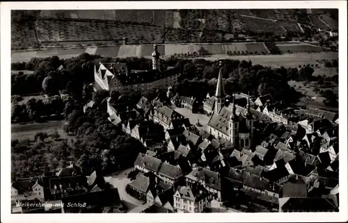 Ak Weikersheim in Tauberfranken Württemberg, Luftbild vom Ort mit Schloss