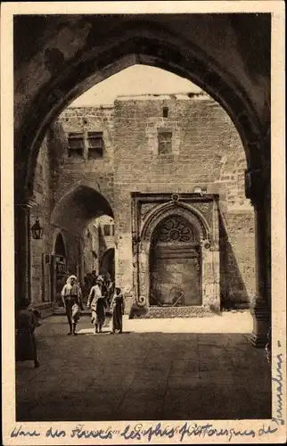 Ak Jerusalem Israel, View through Gate of the Chain, Fassade, Einheimische, Kettentor