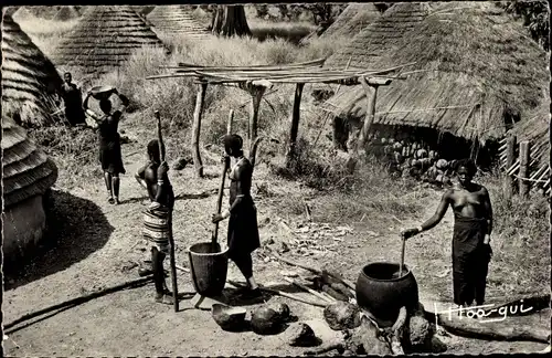 Ak Guinea, Scene de vie dans un village Bassari