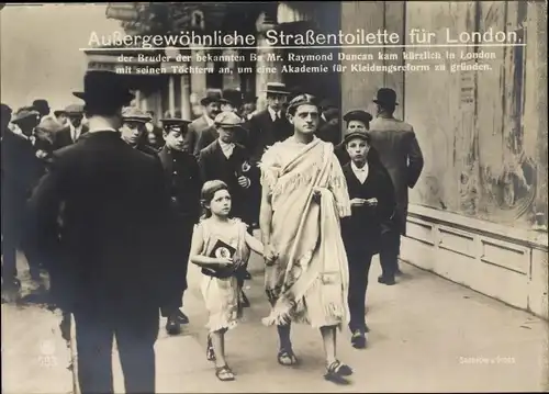 Foto Ak London, Mr. Raymond Duncan mit seinen Töchtern, Akademie für Kleidungsreform