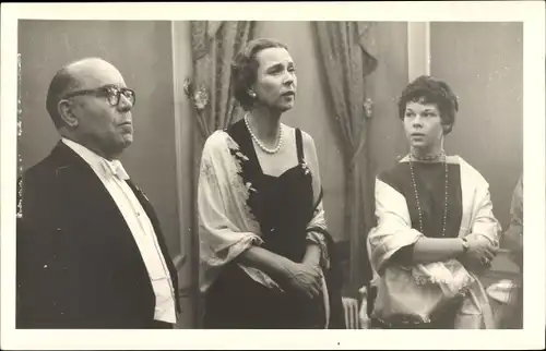 Foto Ak Ein Mann und zwei Frauen in eleganter Kleidung, Portrait 1958