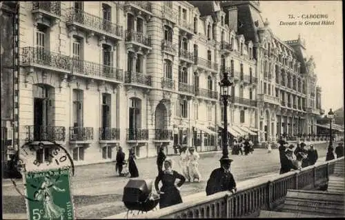 Ak Cabourg Calvados, Devant le Grand Hotel