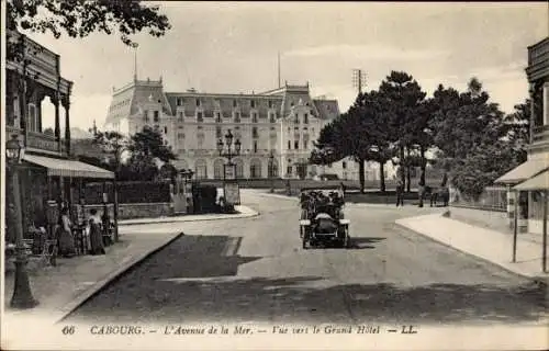 Ak Cabourg Calvados, Avenue de la Mer, Vue vers le Grand Hotel