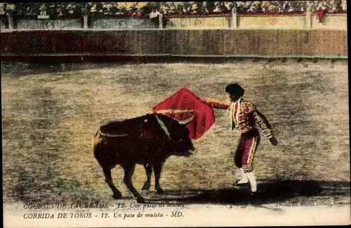 Ak Corrida de Toros, Courses de Taureaux, une passe de muleta, Stierkampf